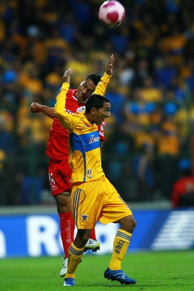 Cruzalta le gana el esférico a Castillo