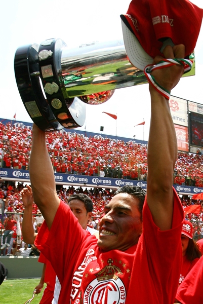 Cruzalta levantó con mucho orgullo el trofeo.