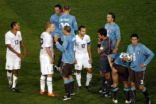 Cuando reclamaban por el penal contra Italia.