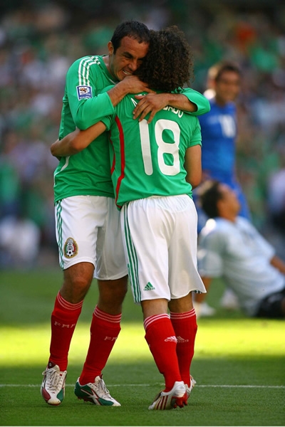 Cuau y Guardado festejan el autogol