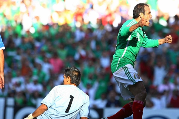 Cuauhtemoc festeja el primero gol azteca