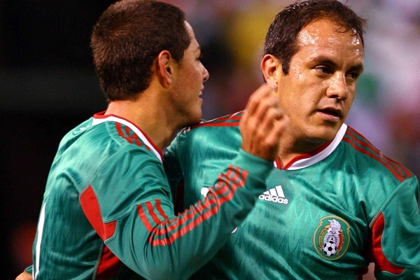 Cucuhtémoc le da la batuta a los jóvenes.