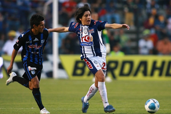 Damián Manso lucha por el esférico.