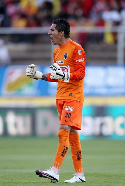 Daniel Aguirre festeja el gol de Neri Cardozo