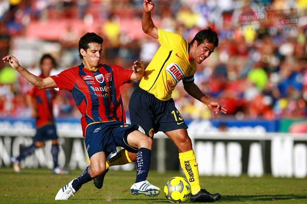 Daniel Arreola detiene a Pável Pardo.
