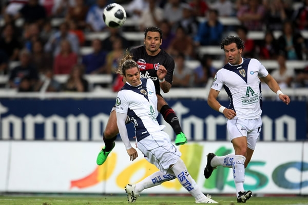 Daniel Osorno le gana el esférico a Jesús Placios