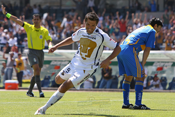 Dante inicia el festejo del triunfo puma.