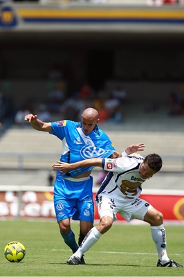 Dante Lopez intentando detener a Alejandro Acosta