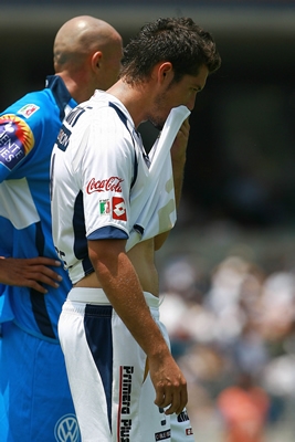 Dante López lamentandose tras fallar