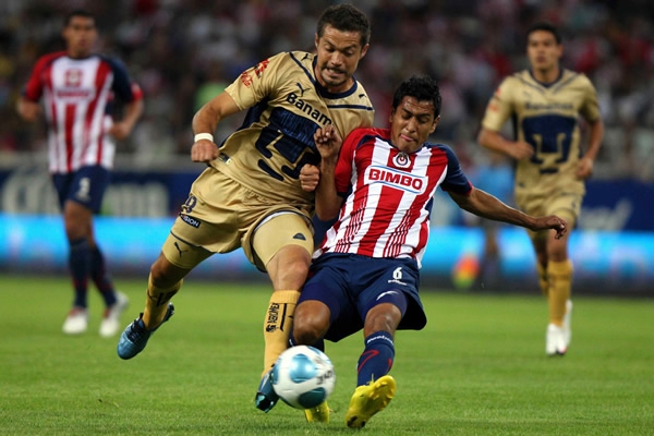 Dante López y Omar Esparza, peleando el esférico