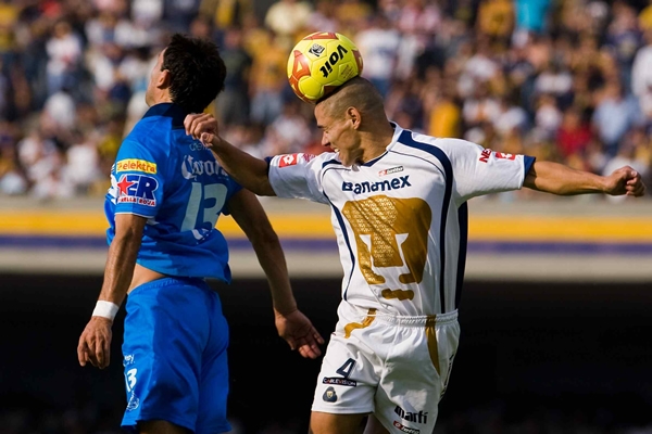 Dario Verón intentando un remate al área