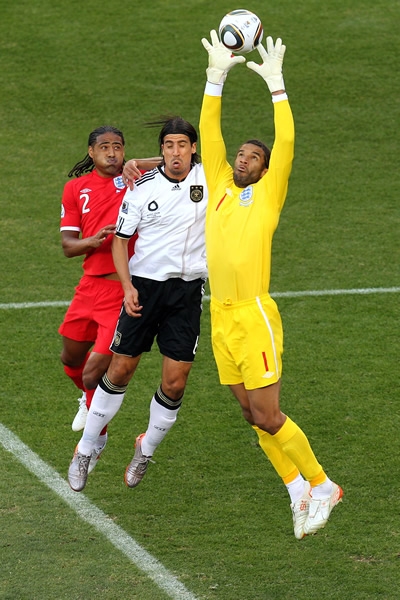 David James colgandose del balón