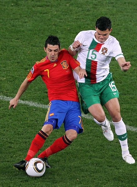David Villa y Pepe luchan por el balón.