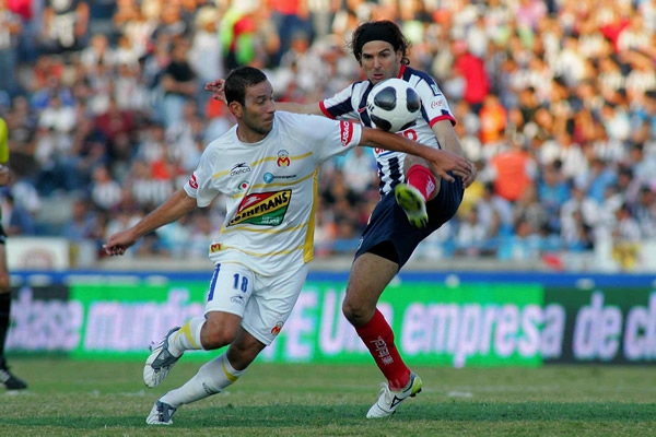 Davino logra quitarle el esférico a Rey
