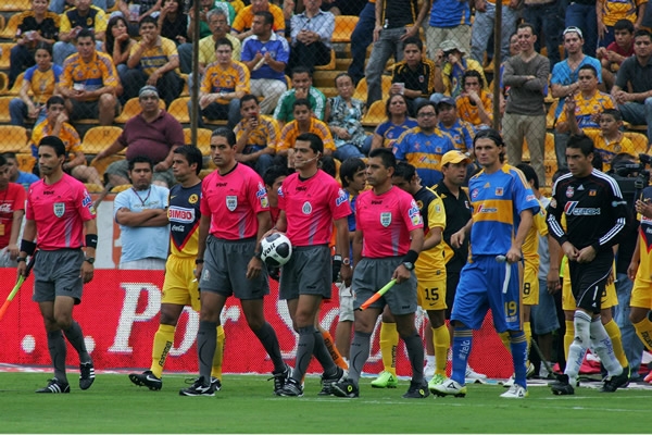 De esta manera, ambos equipos saltaron al campo