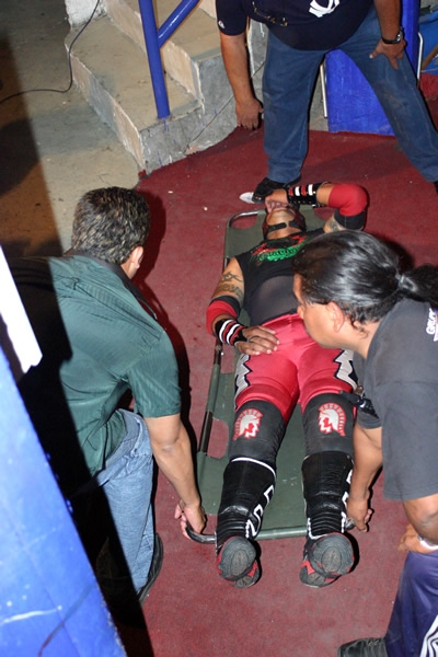 De esta manera tuvo que ser retirado el Último Gladiador después de la lucha contra los Capos.