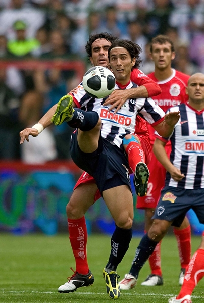 De Nigris cubre de espaldas la pelota.