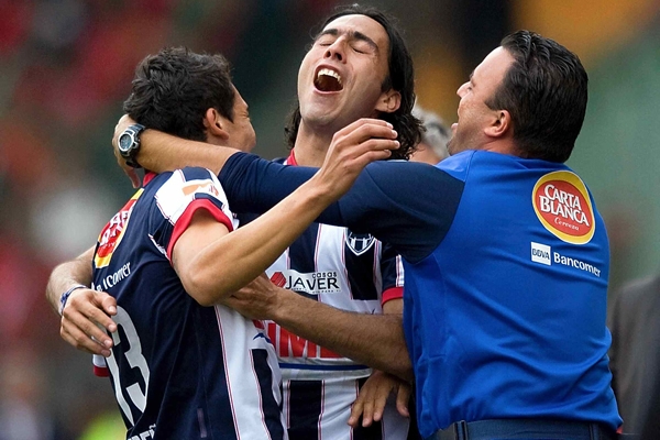 De Nigris festeja el gol con su compañero.
