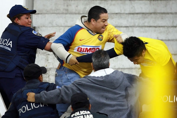 De nueva cuenta, golpes en la grada