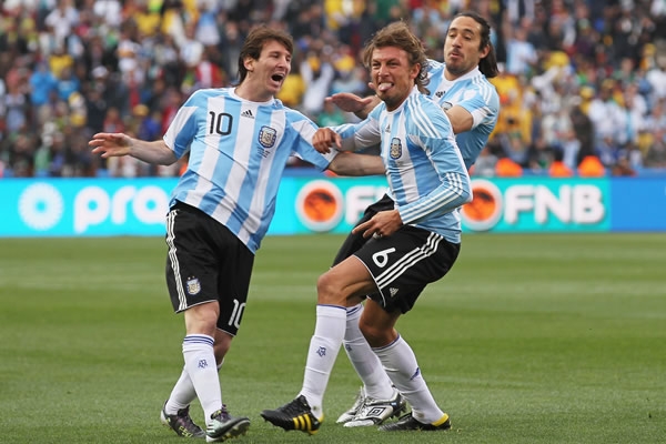 De palomita, Heinze marcó un gran gol