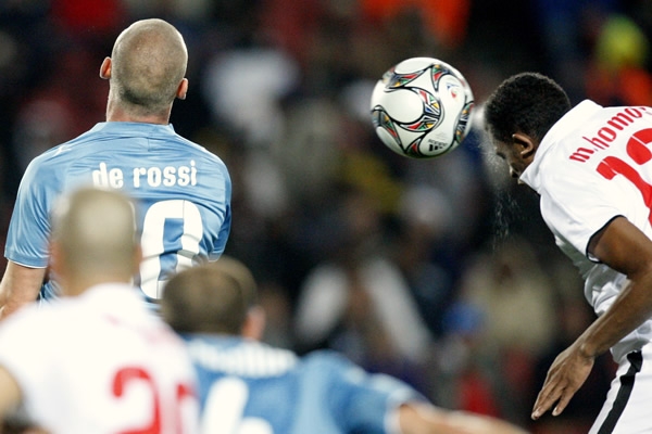 De Rossi apunto de alcanzar el balón.