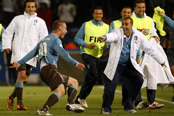 De Rossi fue a festejar con Del Piero.