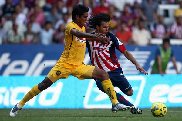 La defensa de América intentando detener el avance chiva