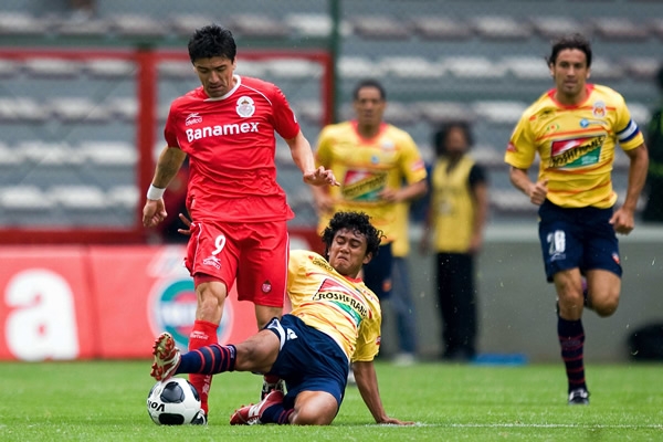 La defensa de Morelia busco detener al delantero de los Diablos