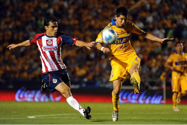 La defensa de Tigres buscando detener a Omar Bravo