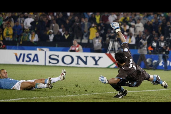 Desafortunada barrida que terminó en gol