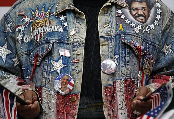 Detalle frontal de la llamativa chamarra de Don King.