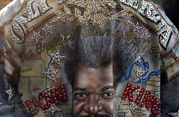 Detallle trasero de la llamativa chamarra de Don King.