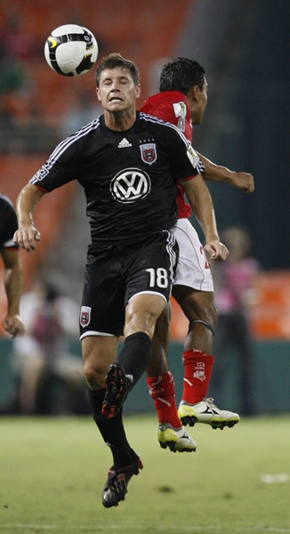 Devon McTavish le gana el balón a la delantera de Toluca