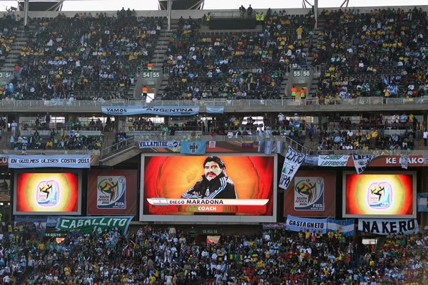 Diego Armando Maradona apareció en las pantallas