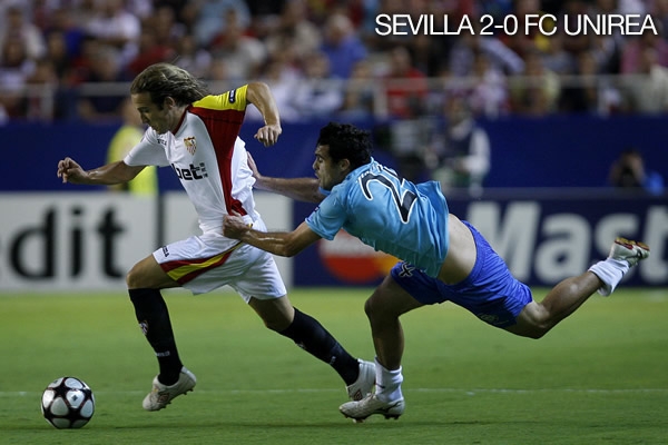 Diego Capel del Sevilla se llevó al rival.