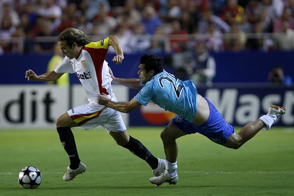 Diego Capel del Sevilla se llevó al rival.