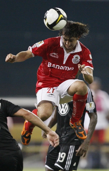 Diego de La Torre buscando el remate por aire