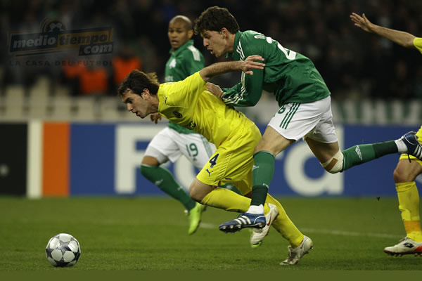 Diego Godin es acosado por Vangelis.