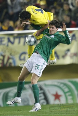 Diego Godin en plena llave de lucha libre Vangelis Mantzios.