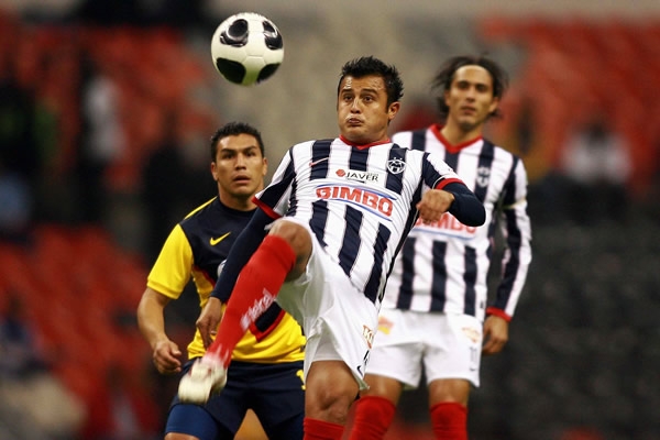 Diego Martínez despeja el esférico
