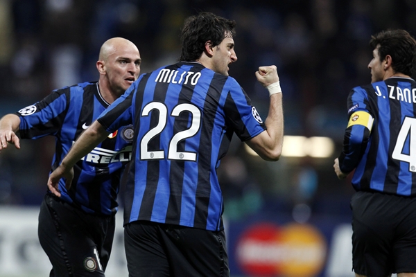 Diego Milito celebra el gol con sus compañeros.