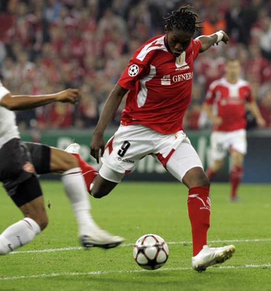 Dieu Mbokani, de Standard, probó con un disparo de larga distancia.