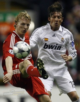 Dirk Kuyt y Gabriel Heinze en plena lucha por el esférico.