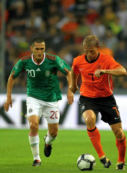 Dirk Kuyt lucha por quitarse la marca mexicana