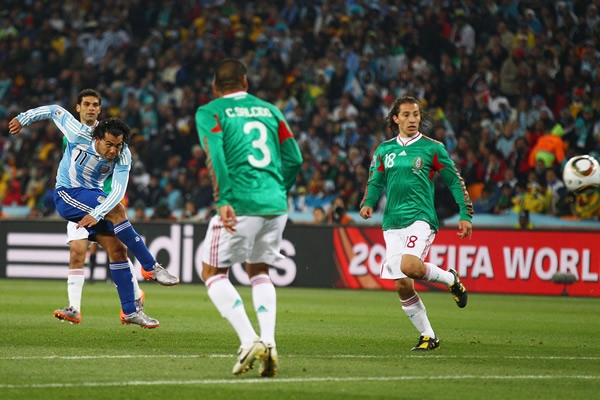 Disparo de Tevez para el tercero.