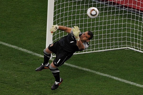 Disparo que Eduardo logró detener.