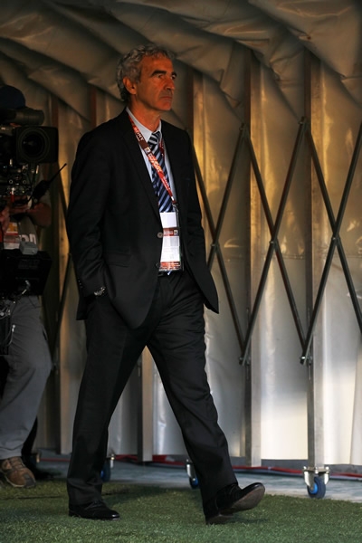 Domenech resignado, sale al campo