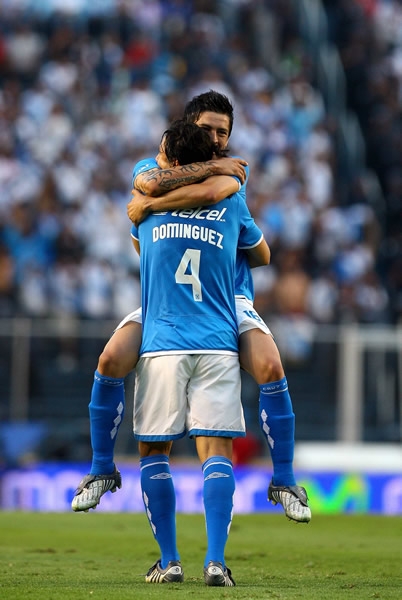 Domínguez y Chávez festeja el gol celeste