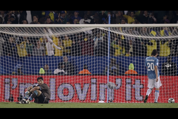 Dossena metió el balón en su portería