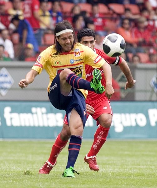 Droguerr intentando controlar el balón